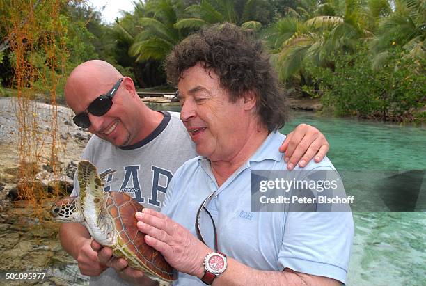 Tony Marshall , Sohn Pascal Hilger, Hotel "Meridien",, Insel Moorea, Französisch-Polynesien, Südsee, Schildkröte , Schildkrötenbaby, Tier, Wasser,...