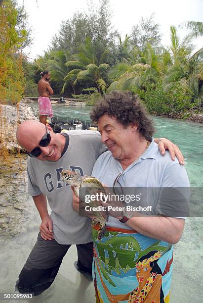 Tony Marshall , Sohn Pascal Hilger, Hotel "Meridien",, Insel Moorea, Französisch-Polynesien, Südsee, Schildkröte , Schildkrötenbaby, Tier, Wasser,...