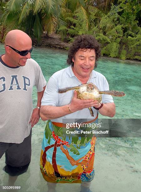 Tony Marshall , Sohn Pascal Hilger, Hotel "Meridien",, Insel Moorea, Französisch-Polynesien, Südsee, Schildkröte , Schildkrötenbaby, Tier, Wasser,...