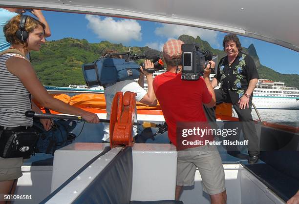 Tony Marshall , Kameramann von ARD-"Brisant" , Kameramann von ZDF-"Hallo Deutschland" , im Hintergrund: Kreuzfahrtschiff MS "Albatros" ,, Insel...