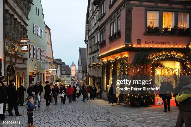 Weihnachtlich dekorierte Geschäfte, Rothenburg ob der Tauber, Landkreis Ansbach, Bayern, Deutschland, Europa, Weihnachten, Weihnachtszeit, Abends,...