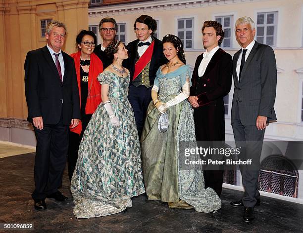 Hannah Herzsprung , Paula Beer , dahinter Sabin Tambrea , Friederich Mücke , Maria Noelle und Peter Sehr , Dr.Matthias Esche und Achim Rohnke ,...