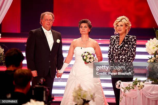 Carmen Nebel , Hochzeitspaar Braut Yvonne Lindemann und Bräutigam Helmut Lernbecher, live TV-Hochzeit bei ZDF-Musikshow "Willkommen bei Carmen...