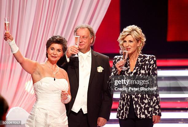 Carmen Nebel , Hochzeitspaar Braut Yvonne Lindemann und Bräutigam Helmut Lernbecher , live TV-Hochzeit bei ZDF-Musikshow "Willkommen bei Carmen...