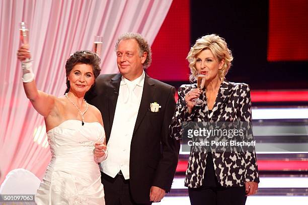 Carmen Nebel , Hochzeitspaar Braut Yvonne Lindemann und Bräutigam Helmut Lernbecher , live TV-Hochzeit bei ZDF-Musikshow "Willkommen bei Carmen...
