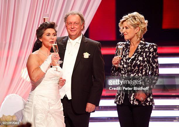 Carmen Nebel , Hochzeitspaar Braut Yvonne Lindemann und Bräutigam Helmut Lernbecher , live TV-Hochzeit bei ZDF-Musikshow "Willkommen bei Carmen...