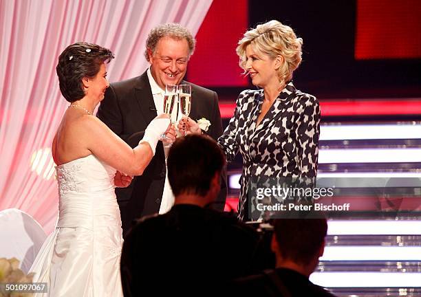 Carmen Nebel , Hochzeitspaar Braut Yvonne Lindemann und Bräutigam Helmut Lernbecher , live TV-Hochzeit bei ZDF-Musikshow "Willkommen bei Carmen...