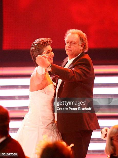 Hochzeitspaar Braut Yvonne Lindemann und Bräutigam Helmut Lernbecher , live TV-Hochzeit bei ZDF-Musikshow "Willkommen bei Carmen Nebel",...