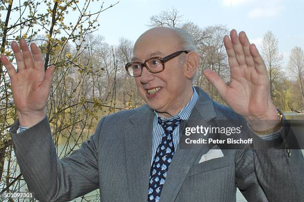 Horst Tappert, ZDF-Film-Vorstellung "Herz ohne Krone", Restaurant "Seehaus im Englischen Garten", München, Bayern, Deutschland, Europa, Hände...