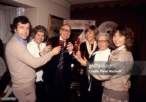 Heinz Erhardt , , Ehefrau Gilda , Tochter Grit Berthold , Tochter Marita Malicke , Sohn Gero Erhardt , Tochter Verena Haacker , Feier zum 70....