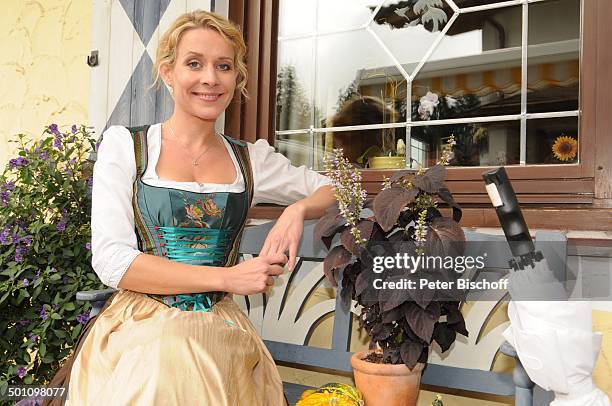 Natalie O'Hara , ZDF-Serie "Der Bergdoktor", 5. Staffel, Ellmau, Tirol, Österreich, Europa, Dreharbeiten, Tracht, Dirndl, Blume, Pflanze,...