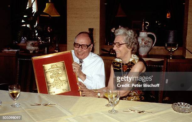 Heinz Erhardt , , , Ehefrau Gilda, Verleihung Urkunde in Gold "Das goldene Gedicht" für Heinz Erhardt , für 200.00 verkaufte Schlallplatten "Was bin...