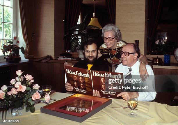 Heinz Erhardt , , , Ehefrau Gilda, Name auf Wunsch, Verleihung Urkunde in Gold "Das goldene Gedicht" für Heinz Erhardt , für 200.00 verkaufte...