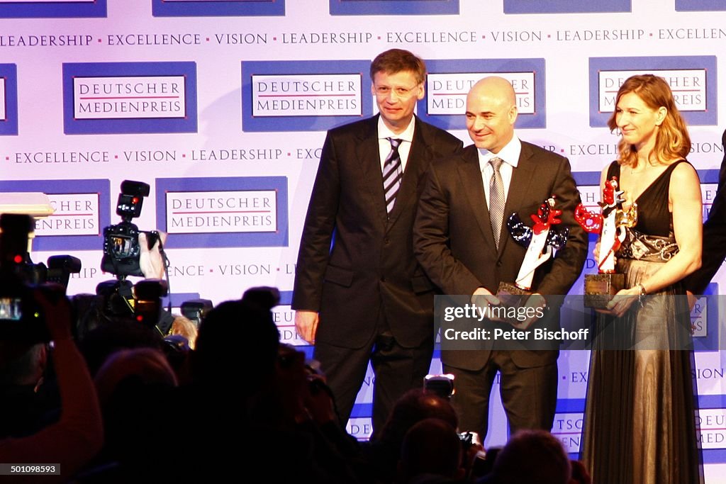 Günther Jauch, Andre Agassi, Ehefrau Steffi Graf (v.l.n.r.), Verleihung 16. 'Deutscher Medienpreis', 'Medici', Baden-Baden, Baden-Württemberg, Deutsch