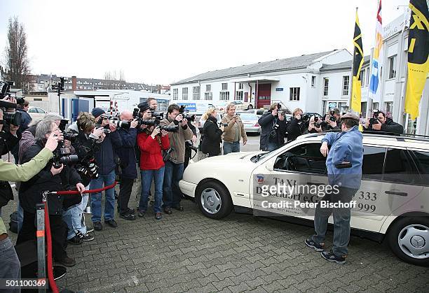 Hape Kerkeling als "Taxifahrer Günther Warnke", Presse, RTL-Comedy-Serie "Hallo Taxi", Taxizentrale Düsseldorf, Nordrhein-Westfalen, Deutschland,...