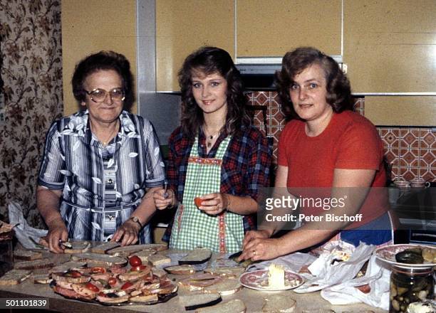 Nicole mit ihrer Mutter Marlies Hohloch und ihrer Großmutter Maria,, Besuch im Elternhaus, Küche, Schnittchen scmieren, Borot, kalte Platte,...