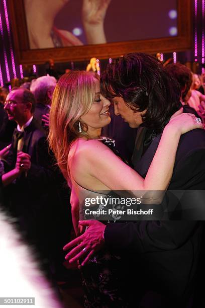 Ornella Muti , Freund Fabricio, Gala-Veranstaltung 27. "Deutscher Opernball" 2009, "Alte Oper", Frankfurt, Hessen, Deutschland, Europa, Ball-Saal,...