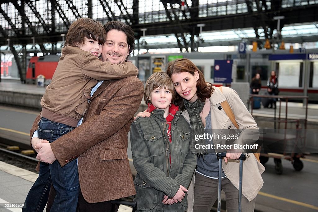 Elena Uhlig, Fritz Karl, Orlando Lenzen (2..v.re.), Paul von Kunhardt (auf dem Arm von F.Karl), ARD-Degeto-Film 'Plötzlich Onkel' - alter Arbeitstitel