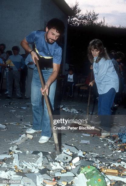 Nicole , ,, Verlobter Winfried Seibert , Polterabend vor standesamtlicher Trauung, Neunkirchen, Saarland, Deutschland, Europa, Schlager-Sängerin,...