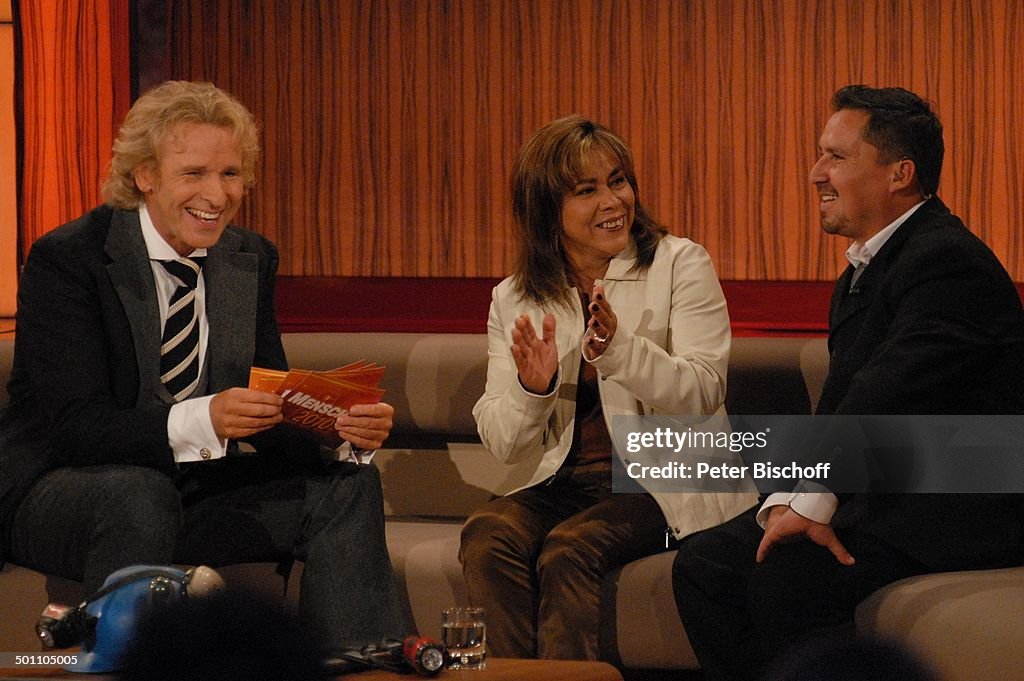 Thomas Gottschalk (Moderator), Angelika Alvarez mit Edison Pena (v.l.n.r.), Thema: Rettung Chilenischer Kumpel, ZDF-Jahresrückblick-Show 'Menschen 201