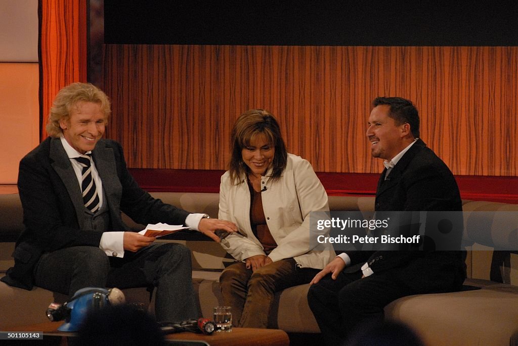Thomas Gottschalk (Moderator), Angelika Alvarez mit Edison Pena (v.l.n.r.), Thema: Rettung Chilenischer Kumpel, ZDF-Jahresrückblick-Show 'Menschen 201