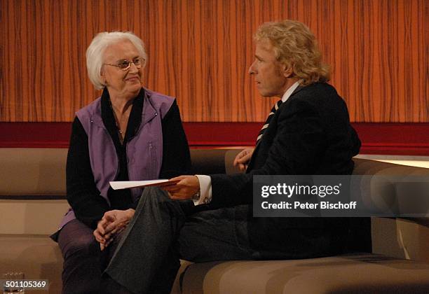 Thomas Gottschalk , Elfriede Vavrik , ZDF-Jahresrückblick-Show "Menschen 2010", Bavaria-Studio, München, Bayern, Deutschland, Europa, Bühne, Promi...