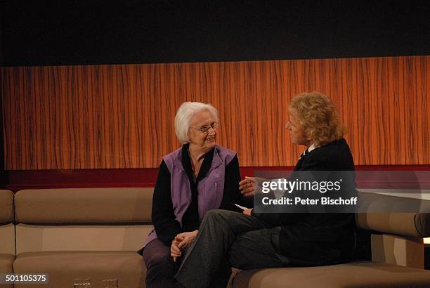 Thomas Gottschalk , Elfriede Vavrik , ZDF-Jahresrückblick-Show "Menschen 2010", Bavaria-Studio, München, Bayern, Deutschland, Europa, Bühne, Promi...