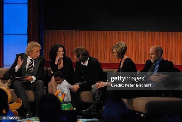 Thomas Gottschalk mit Maike Kraft, Ehepaar Plein-Wenzel und Kind Louis, Prof. Harald Lesch , Thema Haiti, ZDF-Jahresrückblick-Show "Menschen 2010",...