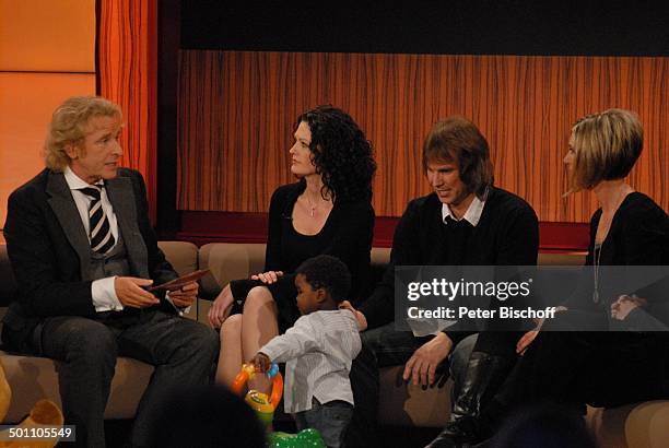 Thomas Gottschalk mit Maike Kraft, Ehepaar Plein-Wenzel und Kind Louis , Thema Haiti, ZDF-Jahresrückblick-Show "Menschen 2010", Bavaria-Studio,...