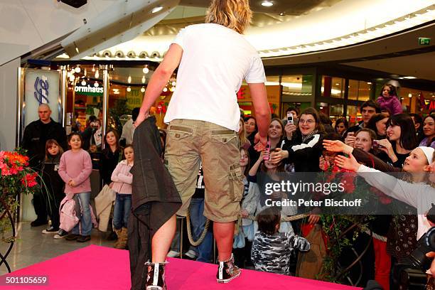 Nico Schwanz , Fans, Modenschau unter Motto "Frühlingserwachen", Galerie "Neustädter Tor", Gießen, Hessen, Deutschand, Europa, Laufsteg, Foto-Model,...