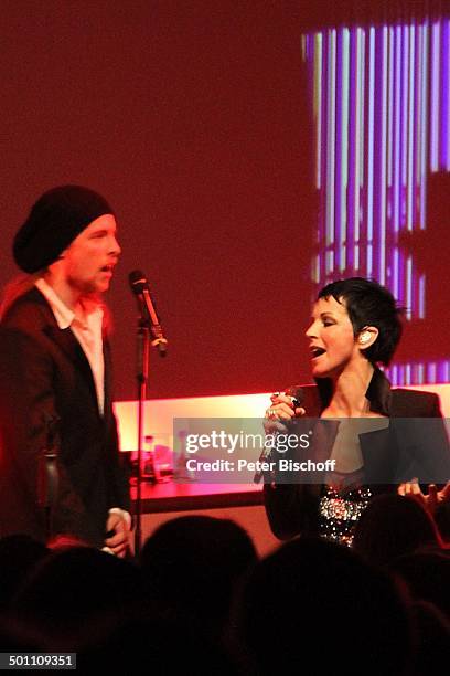 Nena, Sohn Sakias Kerner, davor Publikum, mVerleihung Gala "Deutscher Medienpreis" 2011 für herausragende Symbole der Menschlichkeit, Baden-Baden,...