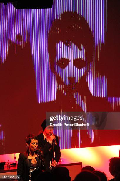 Nena, Sohn Sakias Kerner, davor Publikum, mVerleihung Gala "Deutscher Medienpreis" 2011 für herausragende Symbole der Menschlichkeit, Baden-Baden,...