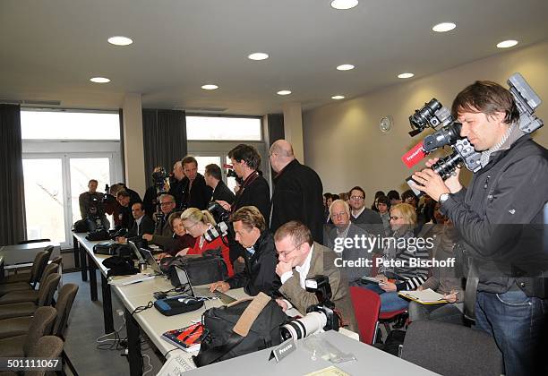 Zuschauer und Journalisten bei öffentlicher Sitzung am 1. Verhandlungstag gegen Angeklagten Amokläufer Georg Rieß, Landgericht, Ansbach, Bayern,...