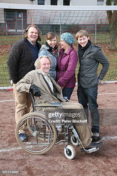 Oliver Fleischer, Nadja Becker, Annette Frier, Tino Mewes , davor: Axel Siefer, SAT 1-Serie "Danni Lowinski", Folge "Wintermärchen", Sportplatz,...