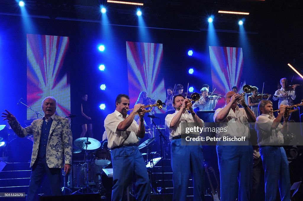 James Last (links, Orchester-Chef) mit Trompetern (Bob Coassin, Bob Findley, Chuck Findley, Jan Oosthof) vom 'James Last Orchester', Tournee- Premiere