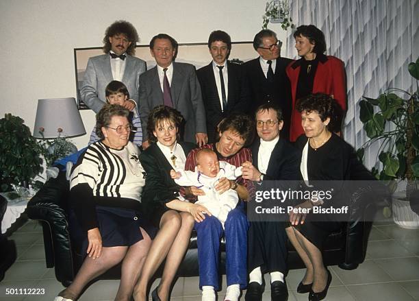 Anderson mit Sohn Baby Philipp-Marcel , Ehefrau Monika Grabowski , Mutter Irmgard Grabowski , Bruder Edgar , Tante von Gerd , dahinter Bruder Jürgen...