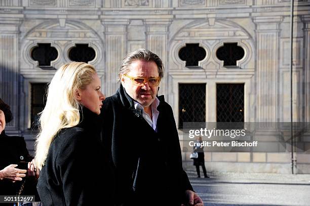 Michael Brandnder, Begleiterin, vor Trauerfeier für Bernd Eichinger , vor St.Michael-Kirche, München, Bayern, Deutschland, Europa, schwarz, trauern,...