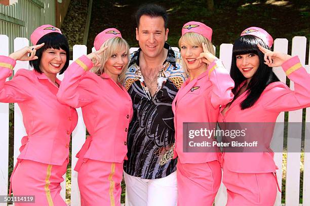 Michael Wendler, seine Stewardessen , ZDF-Show "Fernsehgarten", Mainz, Rheinland-Pfalz, Deutschland, Europa, Kostüm, Uniform, Brust-Haar,...