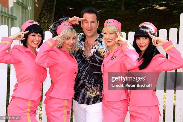 Michael Wendler, seine Stewardessen , ZDF-Show "Fernsehgarten", Mainz, Rheinland-Pfalz, Deutschland, Europa, Kostüm, Uniform, Brust-Haar,...