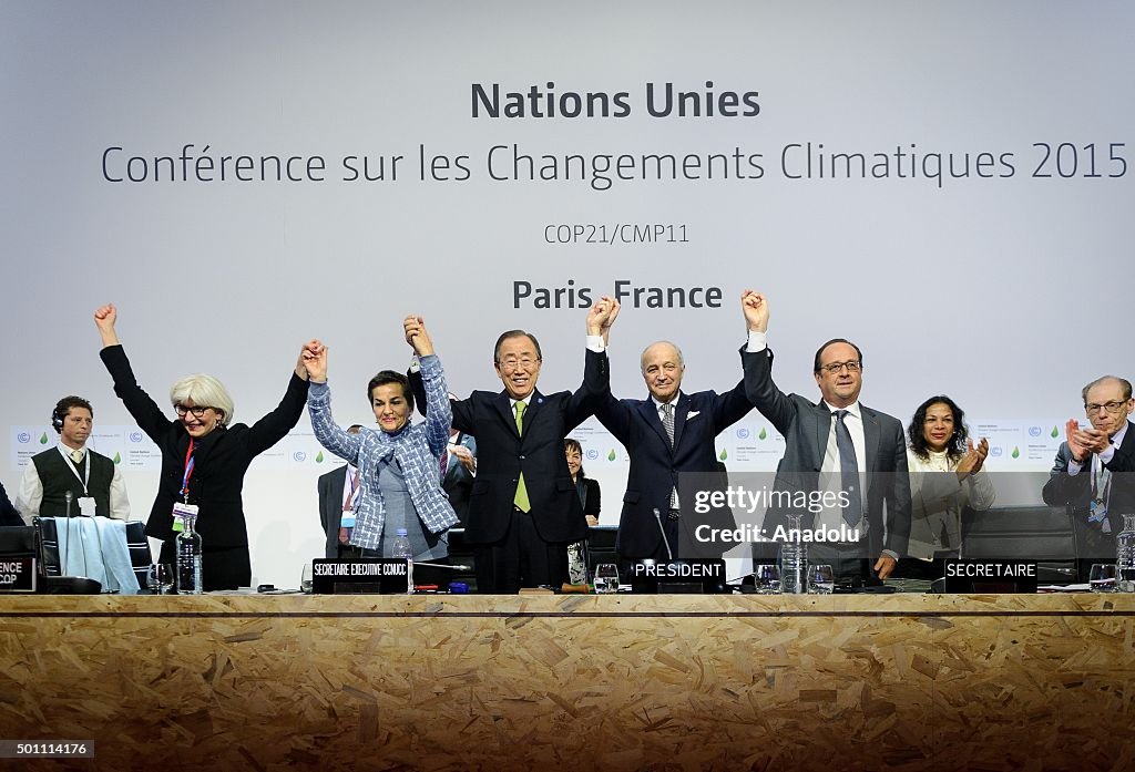 Climate change deal struck at Paris Summit