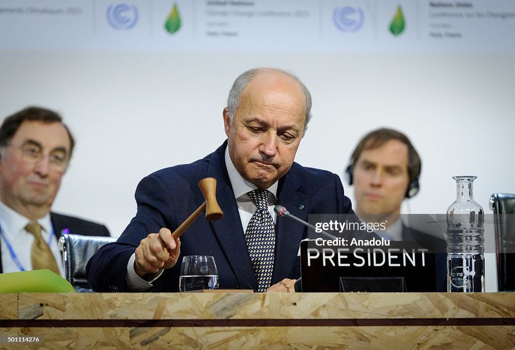 Climate change deal struck at Paris Summit