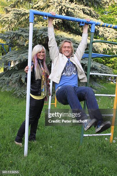 Nico Schwanz , Lebensgefährtin Juliett Giegler, Spielplatz, Jena, Thüringen, Deutschland, Europa, Klettergerüst, turnen, Freude, Spaß, Bart,...