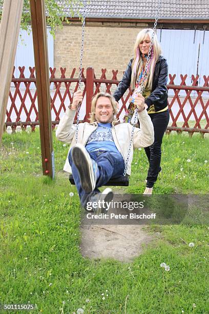 Nico Schwanz , Lebensgefährtin Juliett Giegler, Spielplatz, Jena, Thüringen, Deutschland, Europa, Schaukel, schaukeln, Freude, Spaß, Bart, zärtlich,...