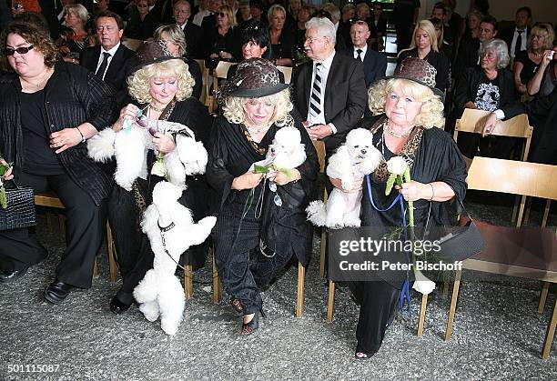 Eva Jacob , Tochter Angela Jacob , Schwester Rosi Jacob, Schwester Johanna Jacob mit ihren Pudeln , Beisetzung und Trauerfeier von Hannelore Jacob ,...