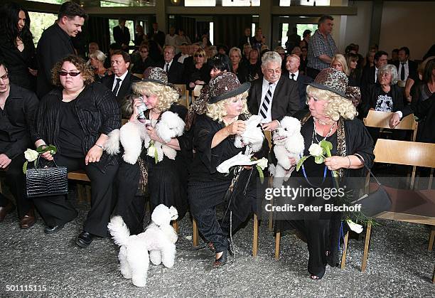 Eva Jacob , Tochter Angela Jacob , Schwester Rosi Jacob, Schwester Johanna Jacob mit ihren Pudeln , Beisetzung und Trauerfeier von Hannelore Jacob ,...