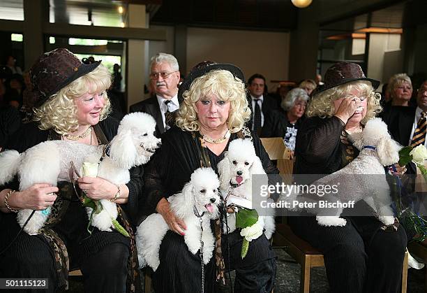 Eva Jacob, Schwester Rosi Jacob, Schwester Johanna Jacob mit ihren Pudeln , Beisetzung und Trauerfeier von Hannelore Jacob , dahinter Trauer-Gäste,...