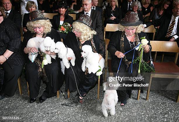 Eva Jacob, Schwester Rosi Jacob, Schwester Johanna Jacob mit ihren Pudeln , Beisetzung und Trauerfeier von Hannelore Jacob , dahinter Trauer-Gäste,...