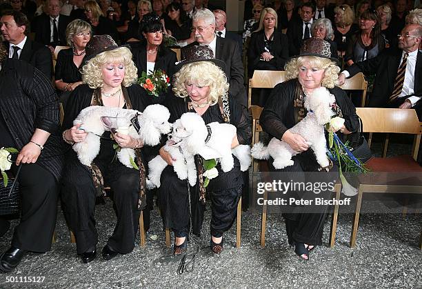 Eva Jacob, Schwester Rosi Jacob, Schwester Johanna Jacob mit ihren Pudeln , Beisetzung und Trauerfeier von Hannelore Jacob , dahinter Trauer-Gäste,...