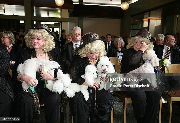 Eva Jacob, Schwester Rosi Jacob, Schwester Johanna Jacob mit ihren Pudeln , Beisetzung und Trauerfeier von Hannelore Jacob , dahinter Trauer-Gäste,...