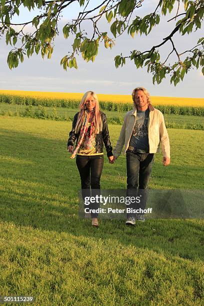 Nico Schwanz , Lebensgefährtin Juliett Giegler, Jena, Thüringen, Deutschland, Europa, Spaziergang, händchenhaltend, Händchen halten, Rapsfeld,...